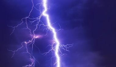 Парень погиб после удара молнии в Актюбинской области
