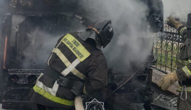 Пассажирский автобус загорелся посреди дороги в Астане