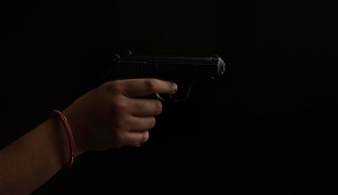 Выстрел среди бела дня прогремел в многоэтажке Костаная