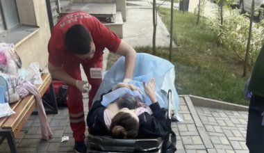 Из-за припаркованных машин алматинка родила во дворе дома