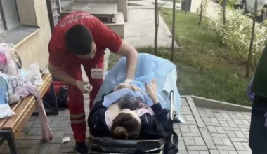 Скорая не смогла подъехать: чем закончились роды во дворе ЖК в Алматы