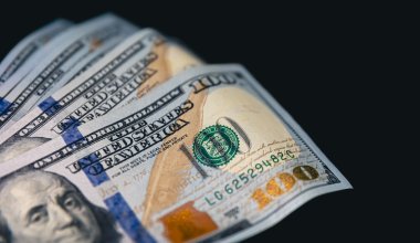После обвала на бирже доллар подешевел и в обменниках