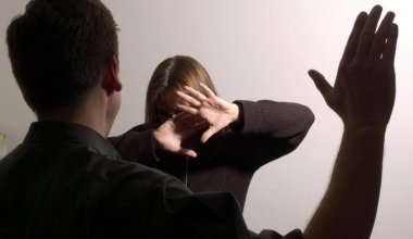 Мужчина избил девушку из-за счета в кафе Семея
