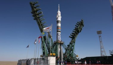 На Байконуре вывезли на старт ракету с международным экипажем
