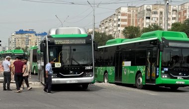 Два автобуса провалились посреди оживленной улицы Алматы