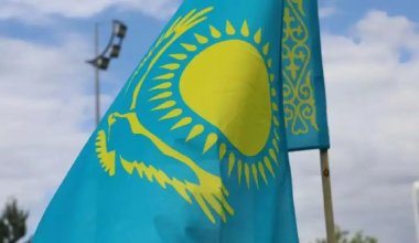 Порванный государственный флаг развевался на горе «Казахстан»