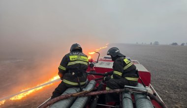 «Две сосиски и кусок хлеба»: спасатели голодными тушили степной пожар в Степногорске