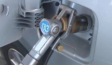 Дефицит автогаза: водители часами стоят в очередях на западе Казахстана
