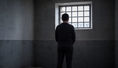 Устроил роскошную жизнь на зоне: в Уральске судят местного авторитета