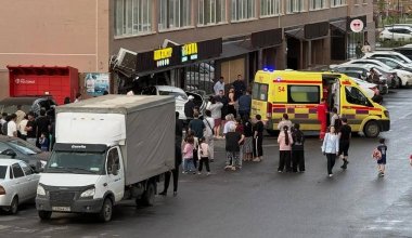 Автомобиль влетел в овощной павильон с покупателями в Астане