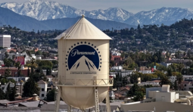 Сделку Paramount и Warner Bros. заморозили почти на год