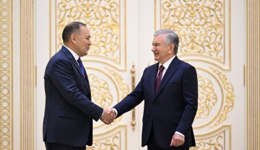 «Не подобает так унижаться»: поклон Тугжанова Мирзиёеву вызвал вопросы у казахстанцев