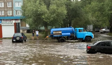 Деревья падали прямо на машины: что натворил ураган в Усть-Каменогорске