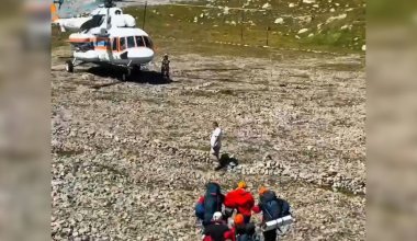 Россияне попали под камнепад в горах Алматинской области