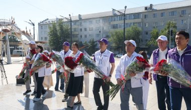 Кандидаты «Әділет» начали поездку в область Абай с посещения памятника поэту