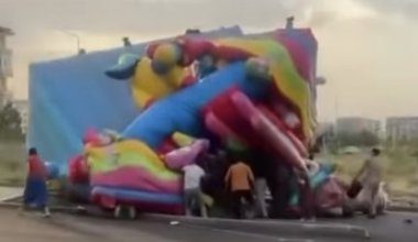 Батут с детьми перевернулся во время сильного ветра в Таразе