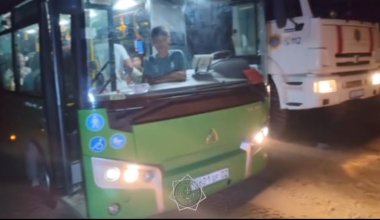 Спасатели пришли на помощь десяткам пассажиров автобуса в Конаеве