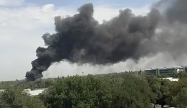 Крупный пожар вспыхнул на складе в Алматы