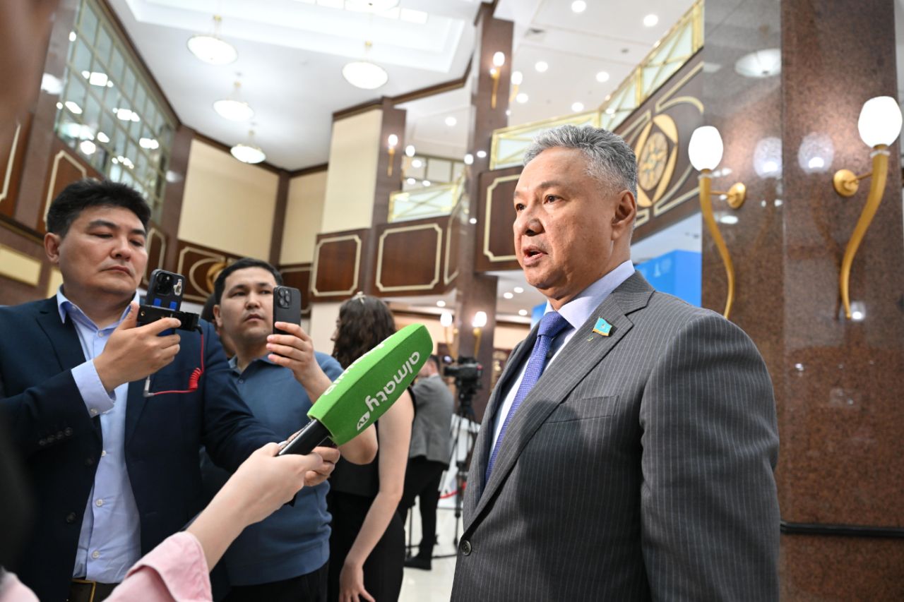 Азат ПеруашевЮ депутат Мажилиса